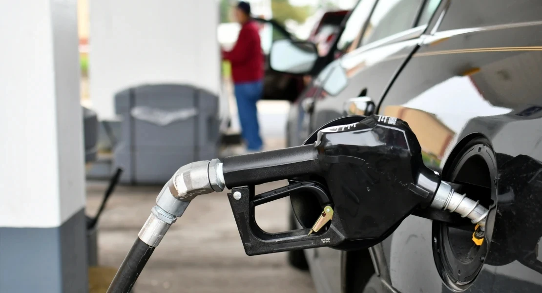 El precio de la gasolina recupera su nivel y el diésel se desploma