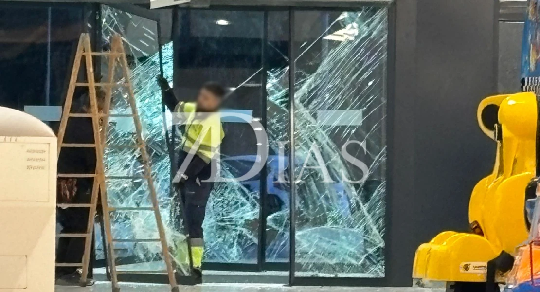 Alunizaje de película en el CC El Faro: empotran un coche para robar en una joyería