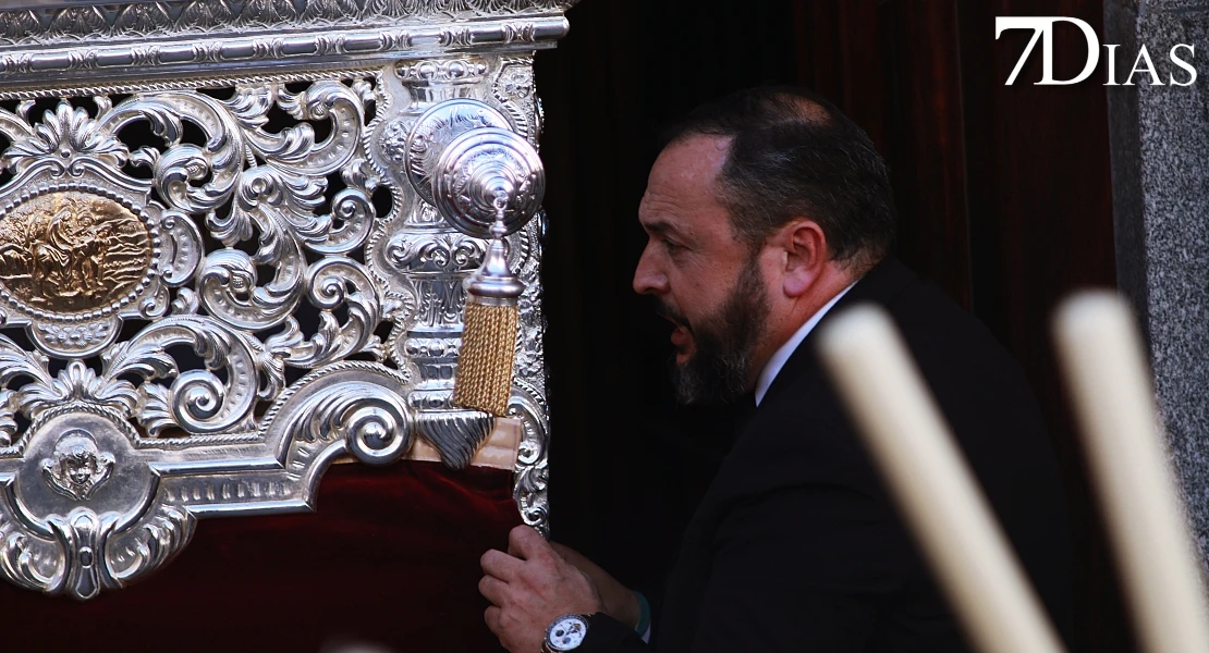 Las mejores imágenes de la salida de la Virgen de la Soledad de Badajoz