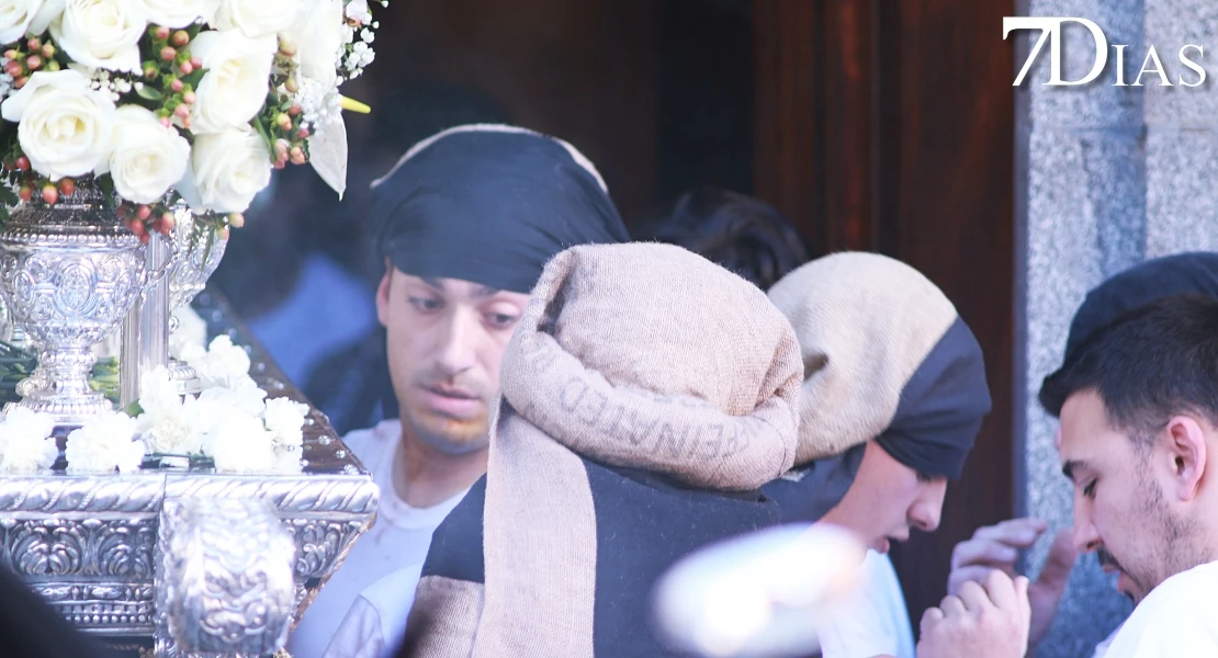 Las mejores imágenes de la salida de la Virgen de la Soledad de Badajoz