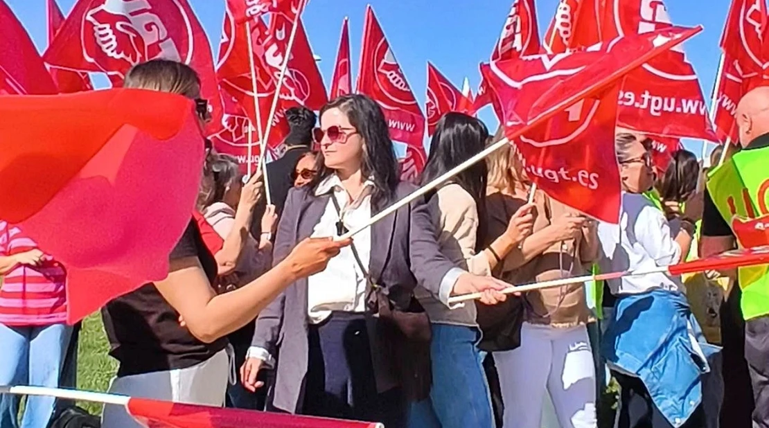 Empleados de tiendas de El Faro se concentran para exigir mejores condiciones