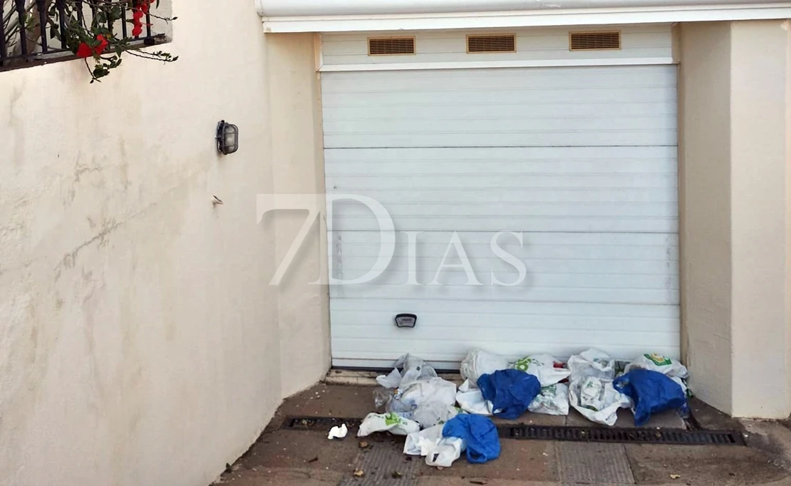 Vecinos de Las Vaguadas estallan ante los botellones ilegales: “Orinan y defecan en viviendas”