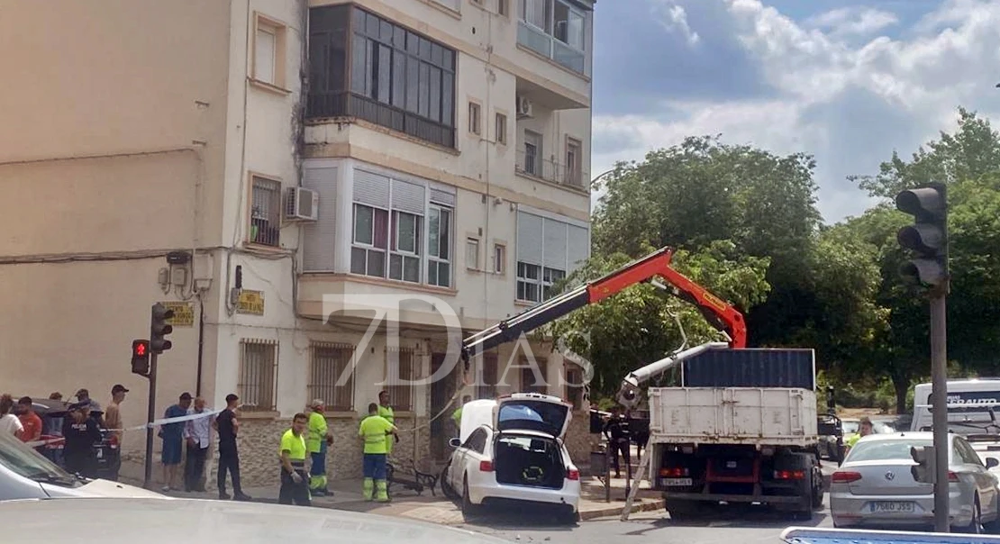 Un accidente deja un turismo empotrado contra una farola y un banco en Badajoz