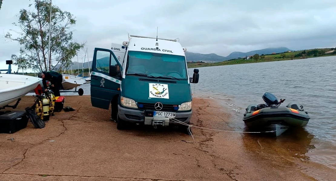 El embalse de Orellana acoge las prácticas conjuntas de buceo entre la Guardia Real y la Guardia Civil
