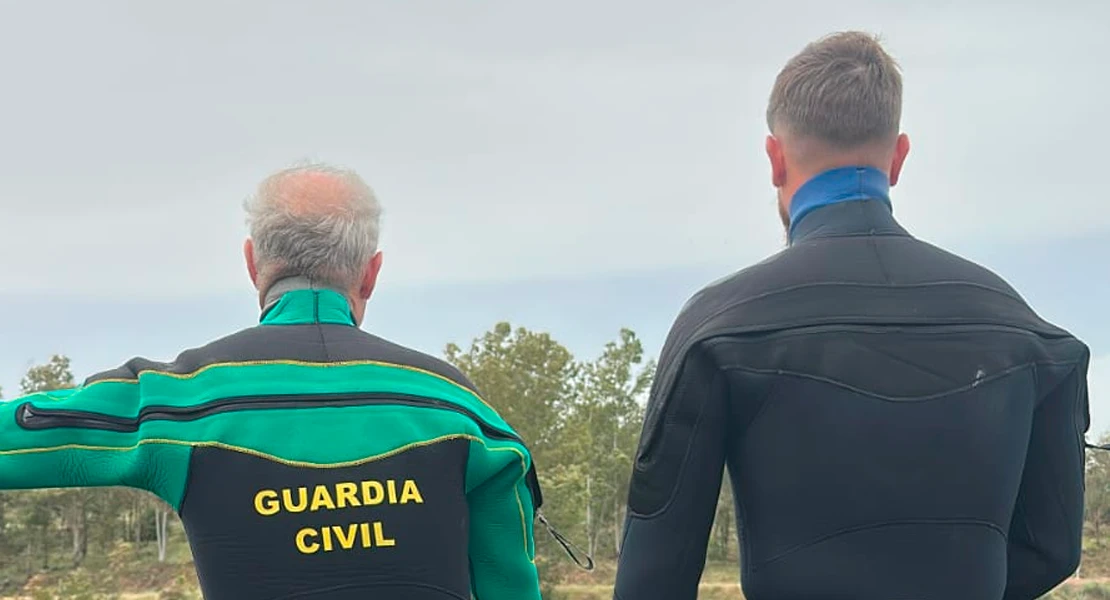 El embalse de Orellana acoge las prácticas conjuntas de buceo entre la Guardia Real y la Guardia Civil