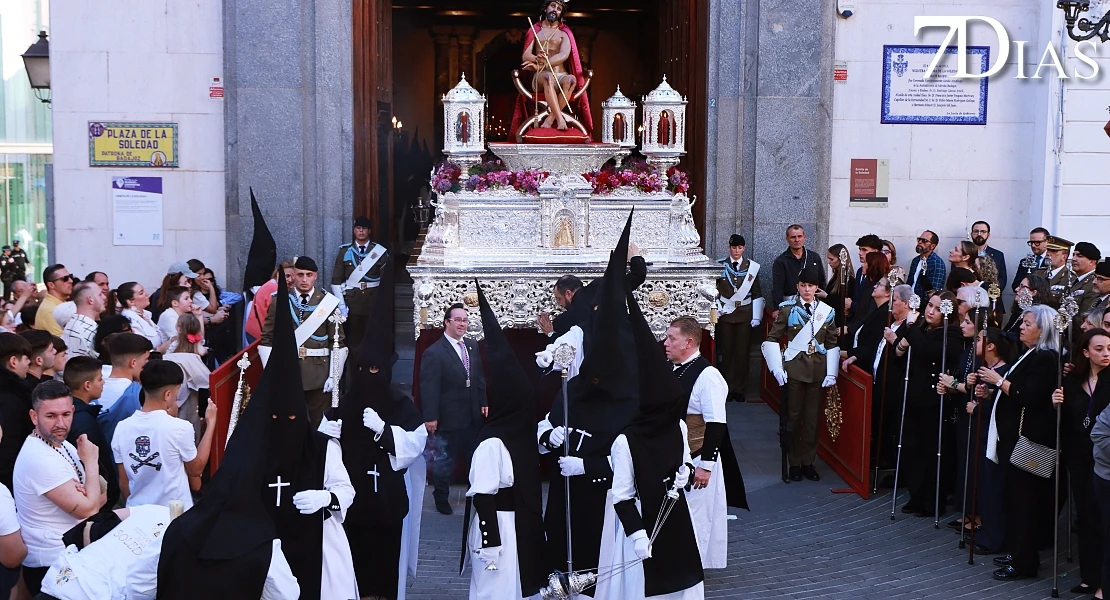 Las mejores imágenes de la salida de la Virgen de la Soledad de Badajoz