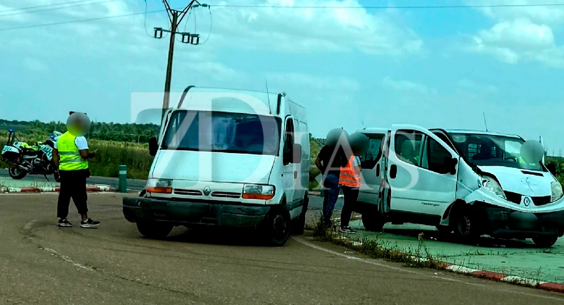 Chocan dos vehículos en el cruce de Alvarado en la EX-363