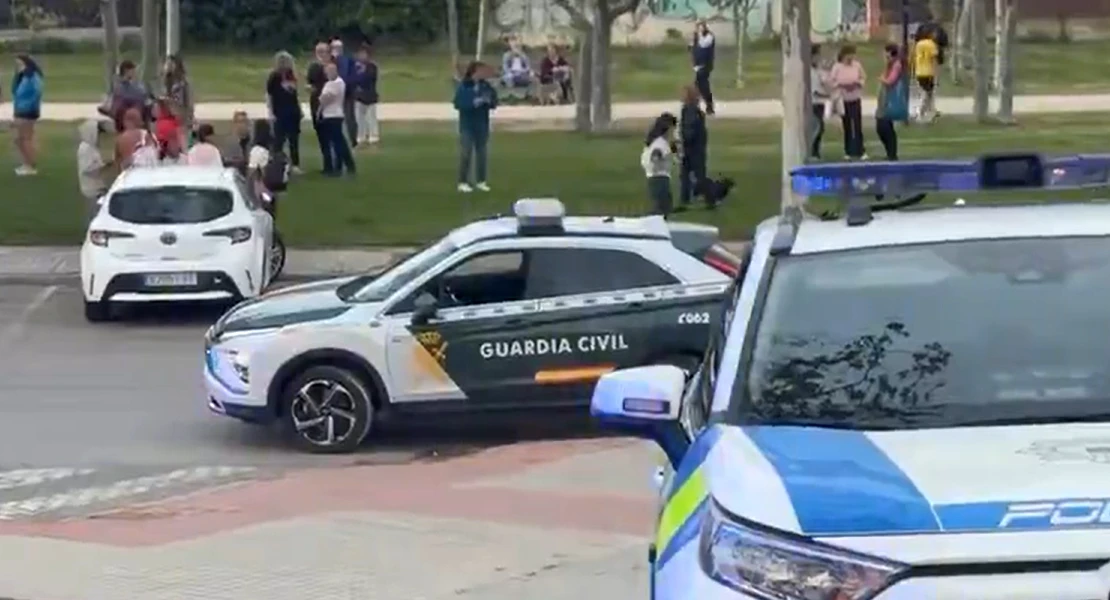 Muere un niño apuñalado por un joven en una biblioteca
