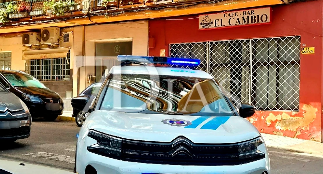 Un amplio dispositivo de emergencias trabaja en un incendio de vivienda en Pardaleras