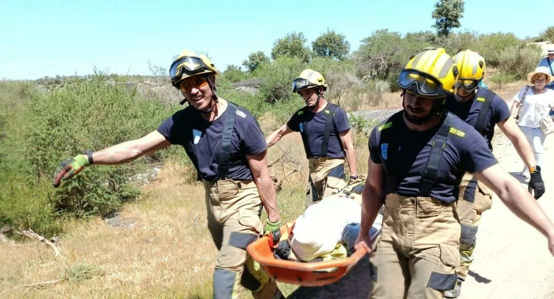 Bomberos de la Diputación de Cáceres rescatan a una mujer en Los Barruecos