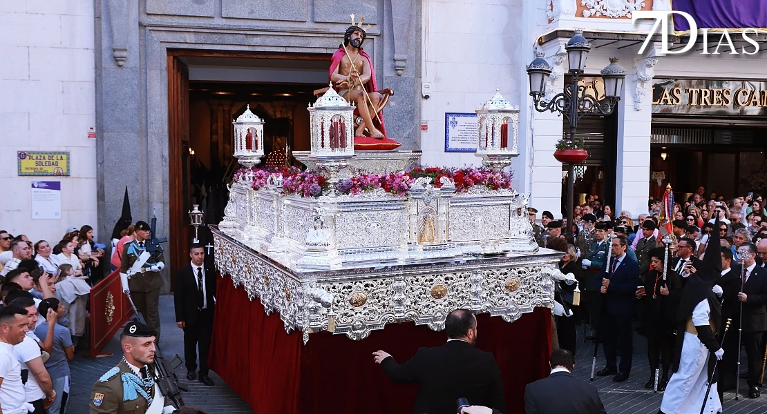 Las mejores imágenes de la salida de la Virgen de la Soledad de Badajoz