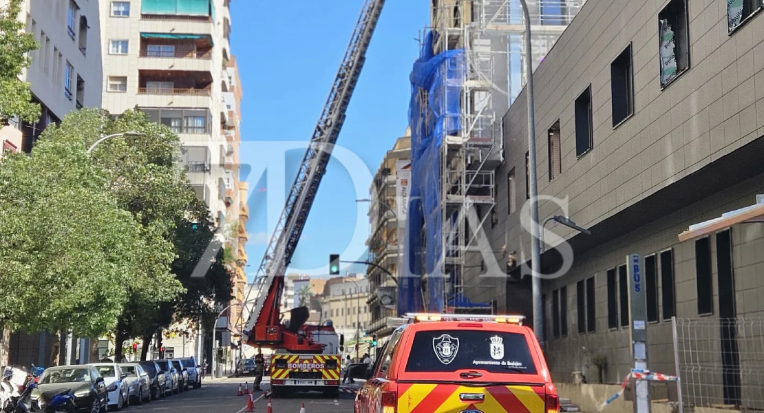 El viento obliga a actuar a los bomberos por un desprendimiento en Badajoz