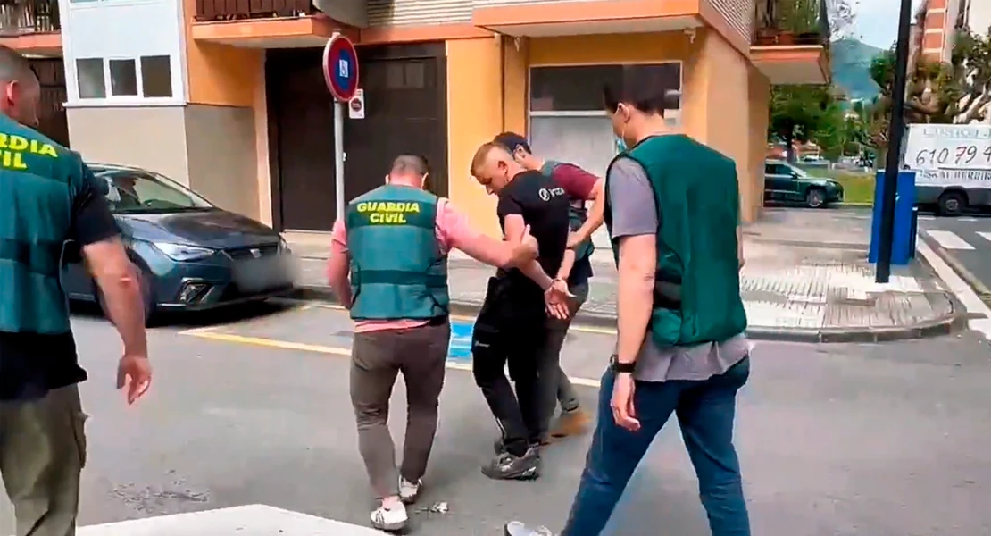 Vídeo de la detención de un aficionado de la Real Sociedad que intentó sacar de la vía a los del Atleti en Mérida