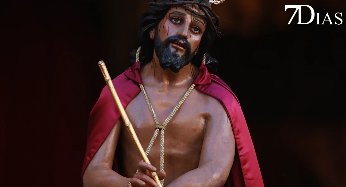 Las mejores imágenes de la salida de la Virgen de la Soledad de Badajoz