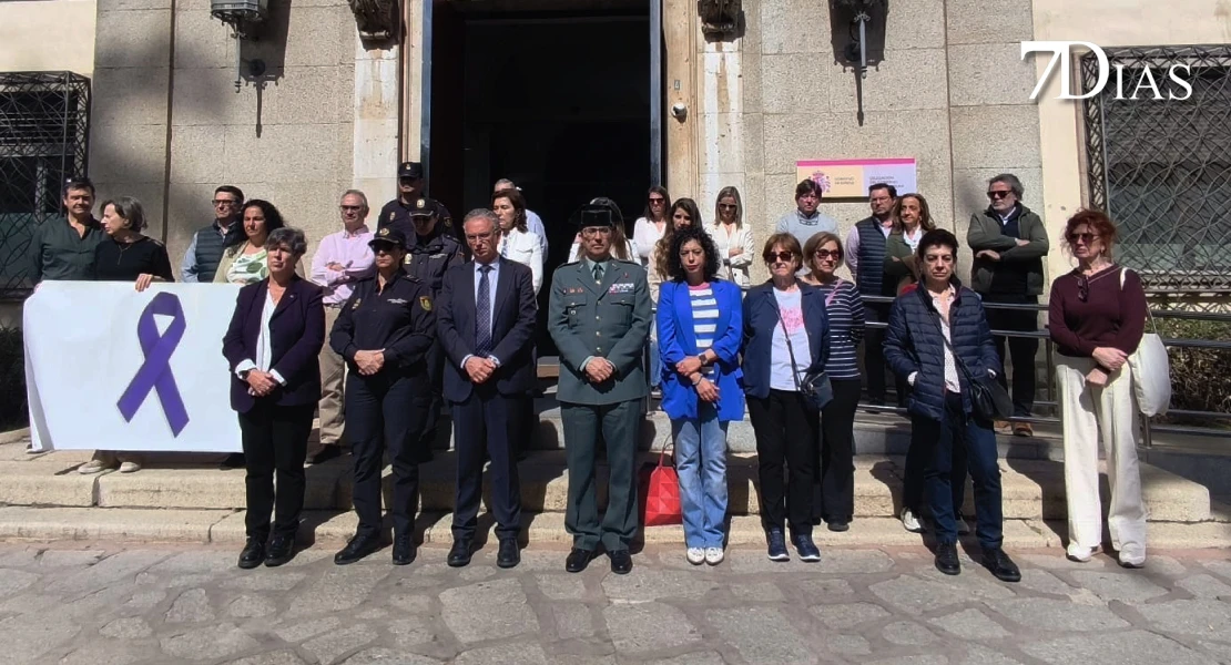 Emotivo minuto de silencio en Badajoz en homenaje a las víctimas de violencia de género