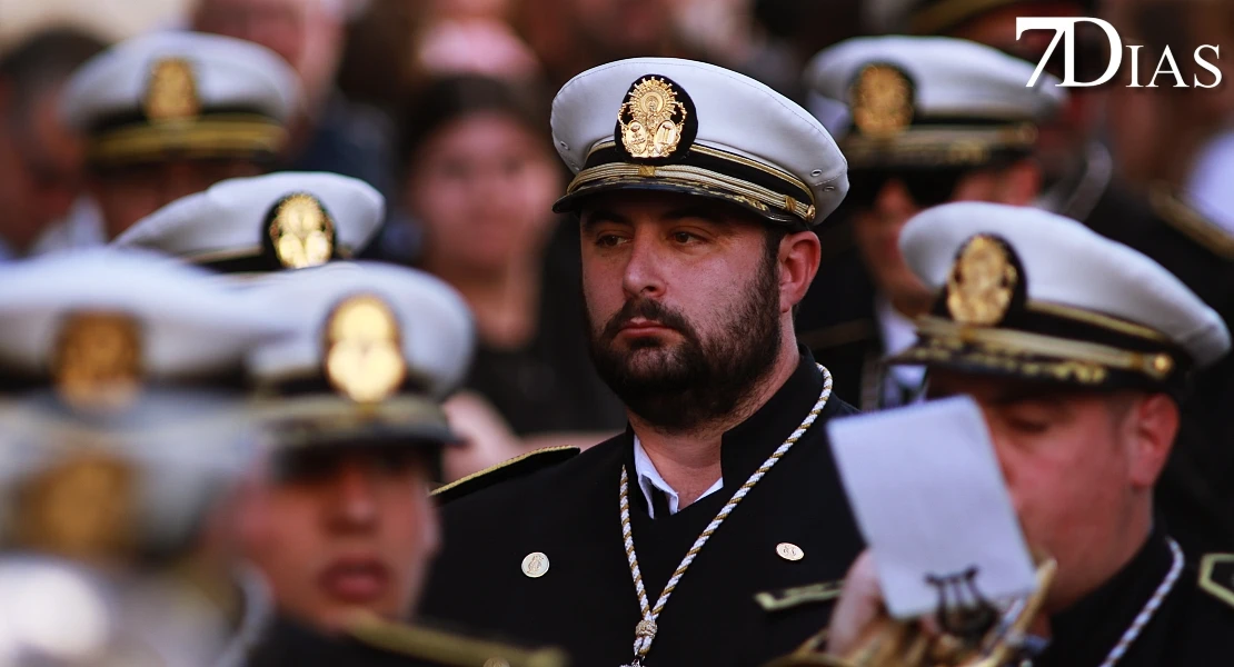 Las mejores imágenes de la salida de la Virgen de la Soledad de Badajoz