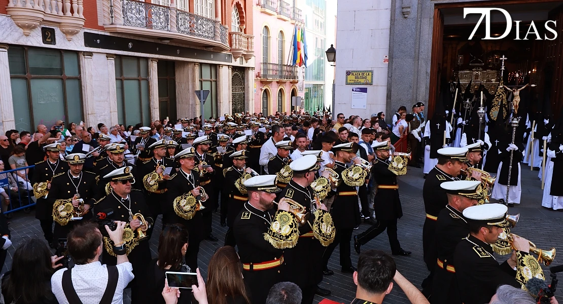 Las mejores imágenes de la salida de la Virgen de la Soledad de Badajoz