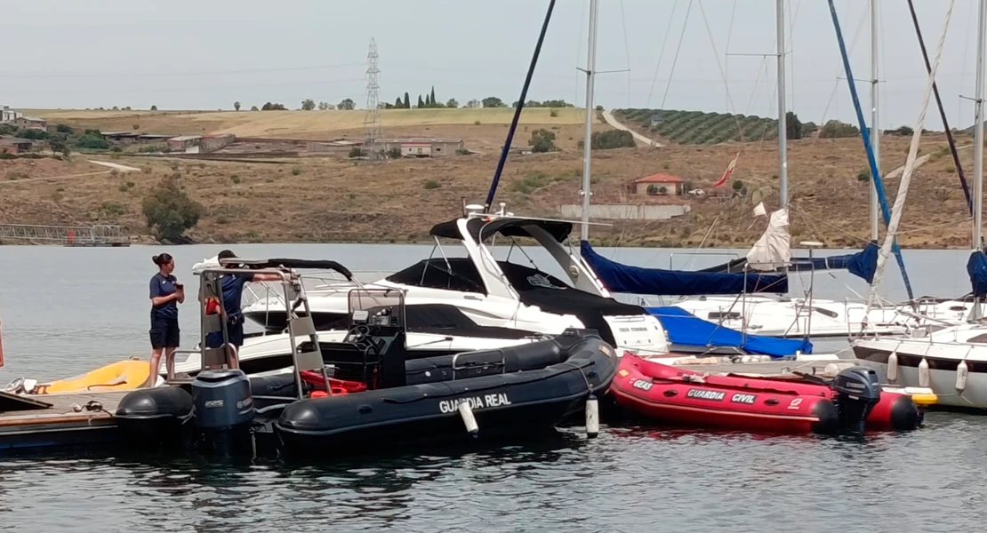 El embalse de Orellana acoge las prácticas conjuntas de buceo entre la Guardia Real y la Guardia Civil