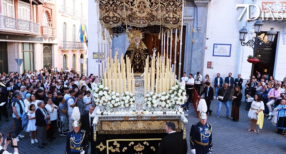 Las mejores imágenes de la salida de la Virgen de la Soledad de Badajoz