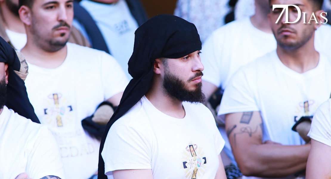 Las mejores imágenes de la salida de la Virgen de la Soledad de Badajoz