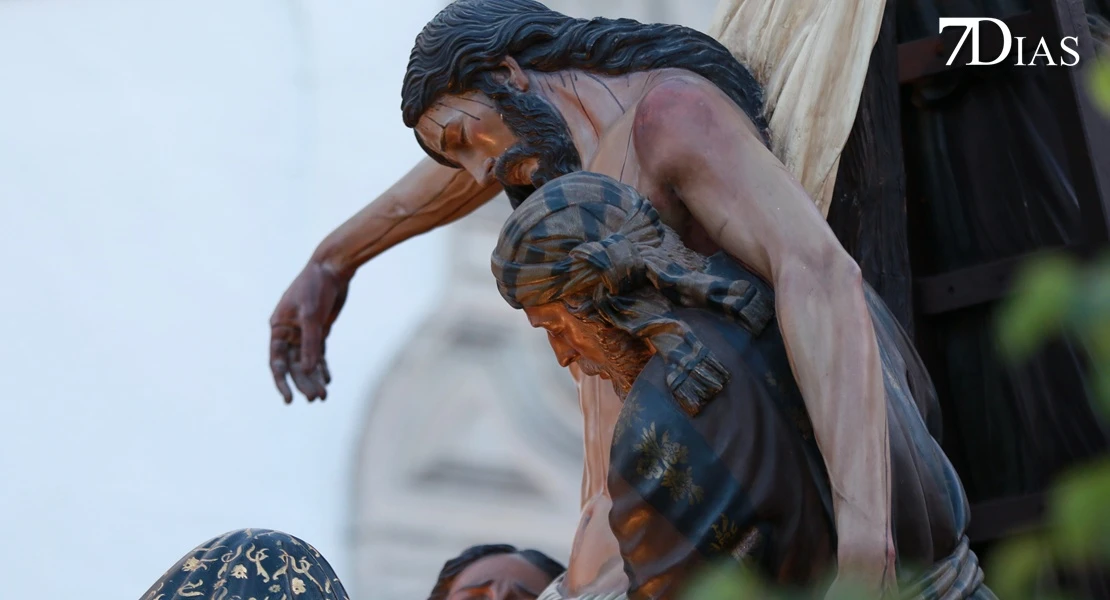 Los mejores planos de la procesión del miércoles en Badajoz: el Descendimiento y la Esperanza