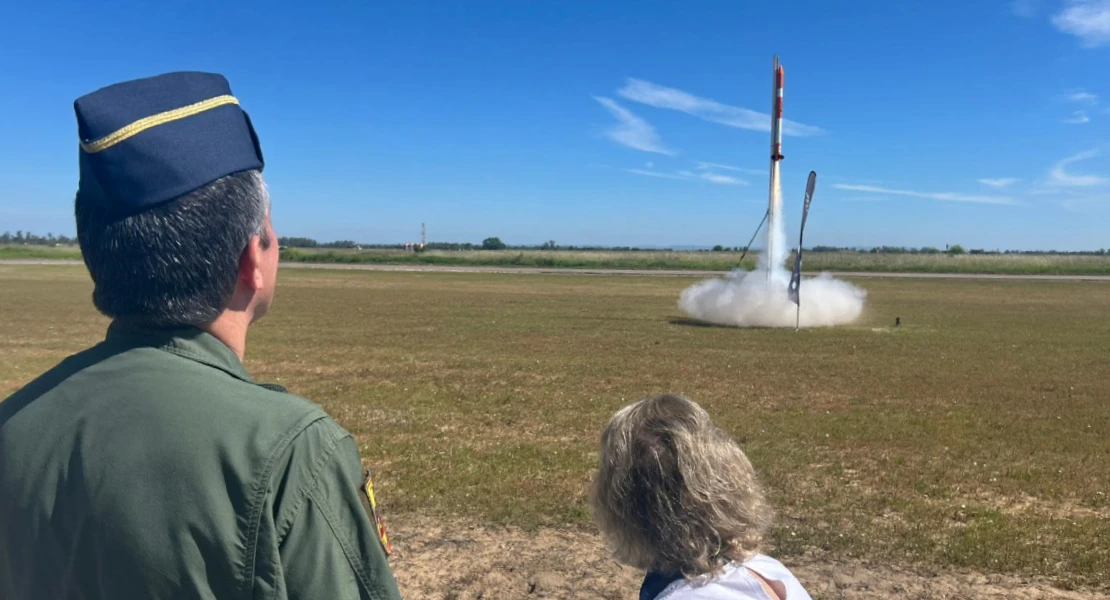 Alumnos extremeños lanzan minisatélites al espacio desde la Base Aérea de Talavera