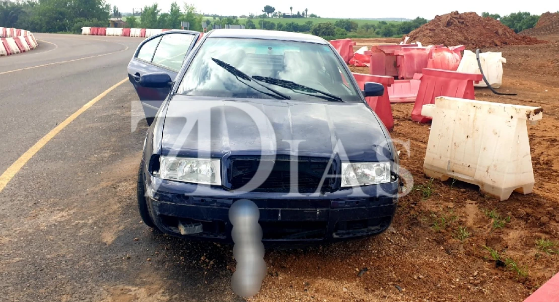 Pierde el control de su coche y se sale de la vía a la salida de Badajoz