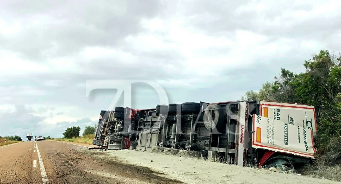 Vuelca un tráiler tras accidentarse en la EX-300