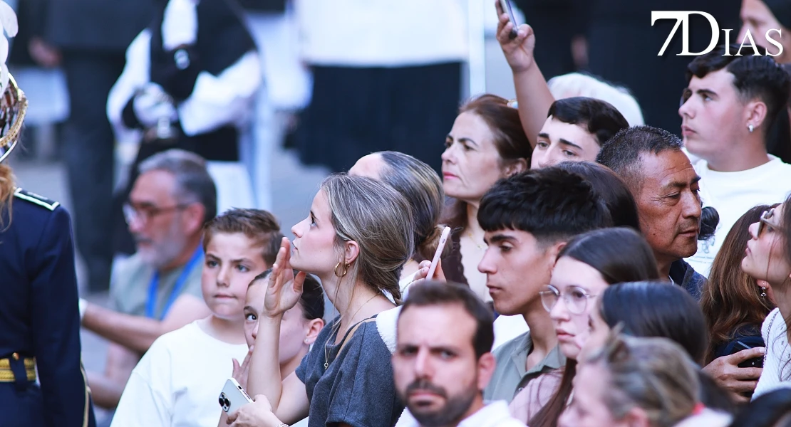 Las mejores imágenes de la salida de la Virgen de la Soledad de Badajoz