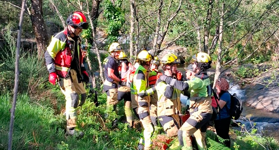 Los bomberos del SEPEI auxilian a un senderista herido en Losar de la Vera
