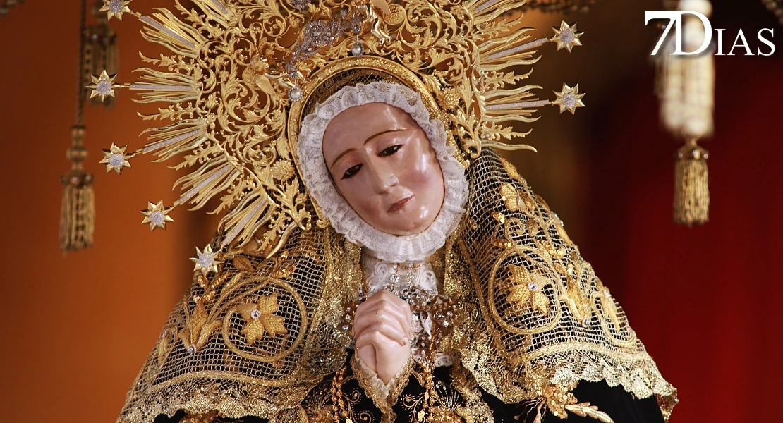 Las mejores imágenes de la salida de la Virgen de la Soledad de Badajoz
