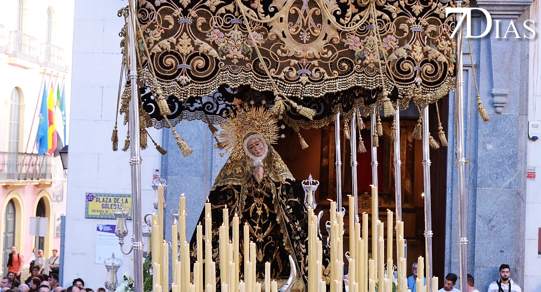 Las mejores imágenes de la salida de la Virgen de la Soledad de Badajoz
