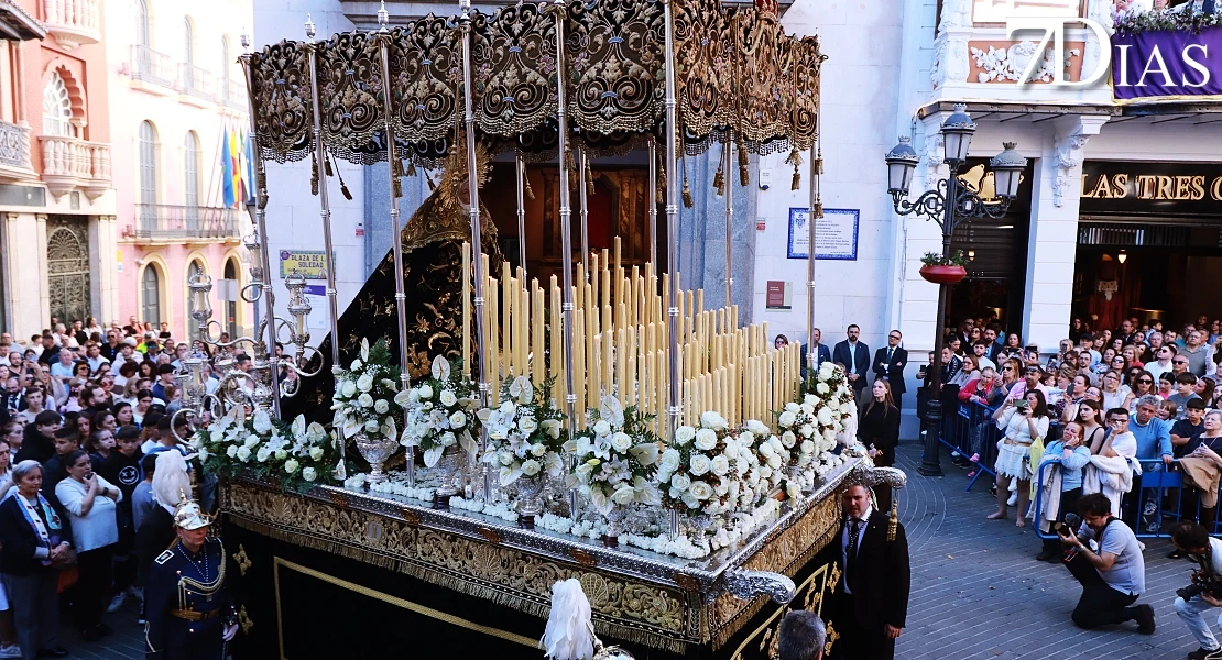 Las mejores imágenes de la salida de la Virgen de la Soledad de Badajoz