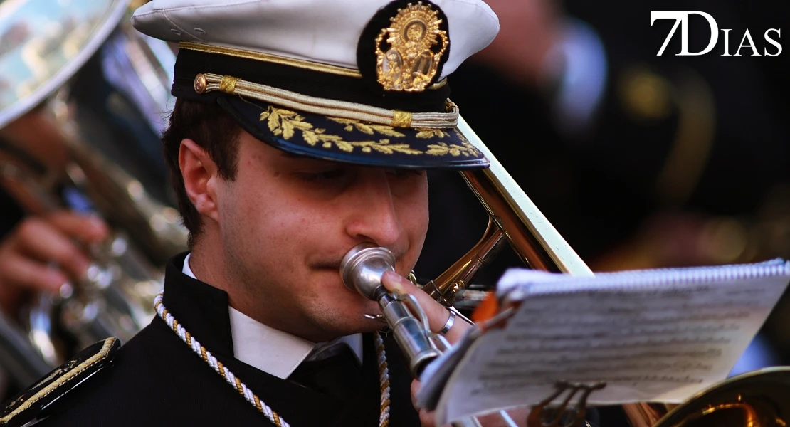 Las mejores imágenes de la salida de la Virgen de la Soledad de Badajoz