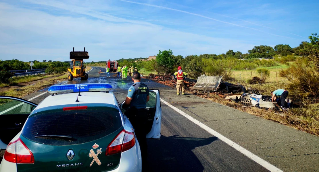 Vuelve a circular el tráfico por la A-66 tras el incendio de un camión