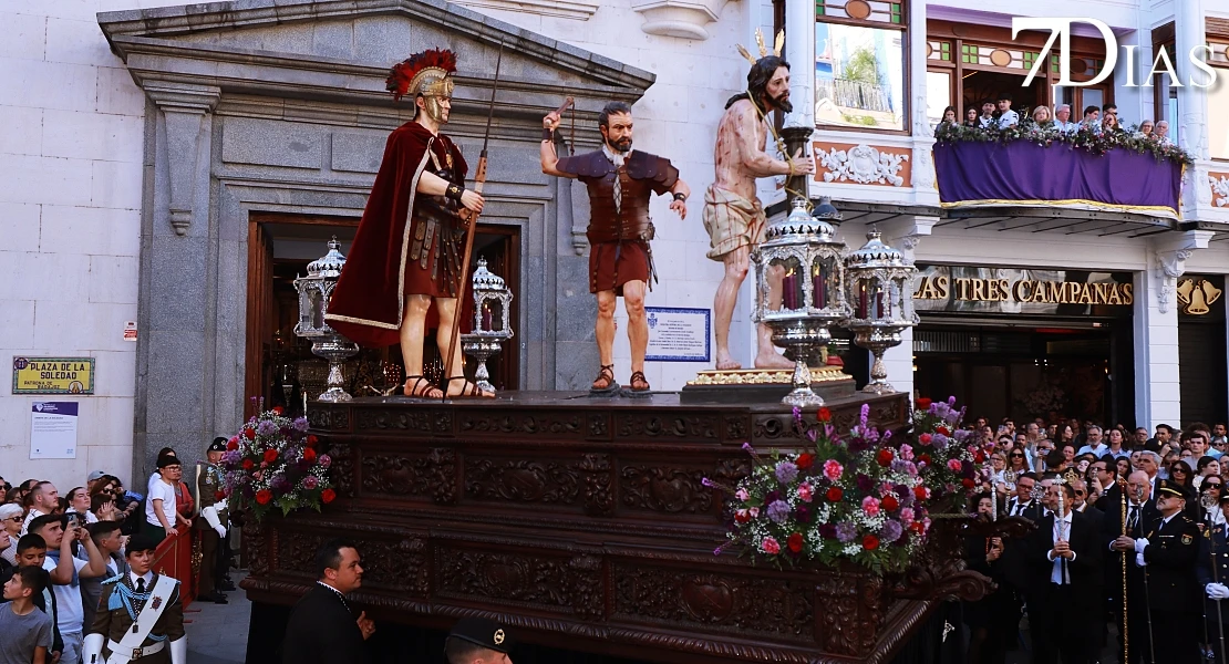 Las mejores imágenes de la salida de la Virgen de la Soledad de Badajoz