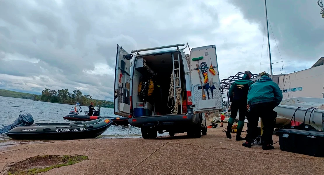 El embalse de Orellana acoge las prácticas conjuntas de buceo entre la Guardia Real y la Guardia Civil