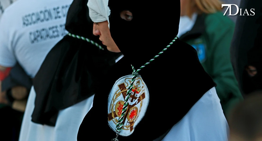 Los mejores planos de la procesión del miércoles en Badajoz: el Descendimiento y la Esperanza