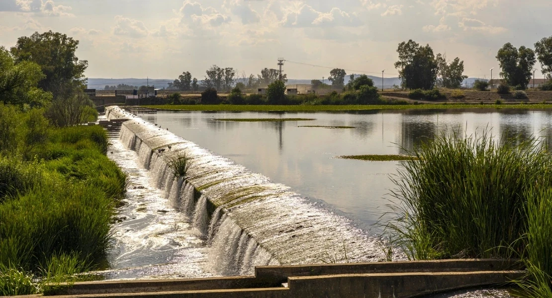 Varios ciudadanos rescatan a un pescador en el río Guadiana a su paso por Badajoz