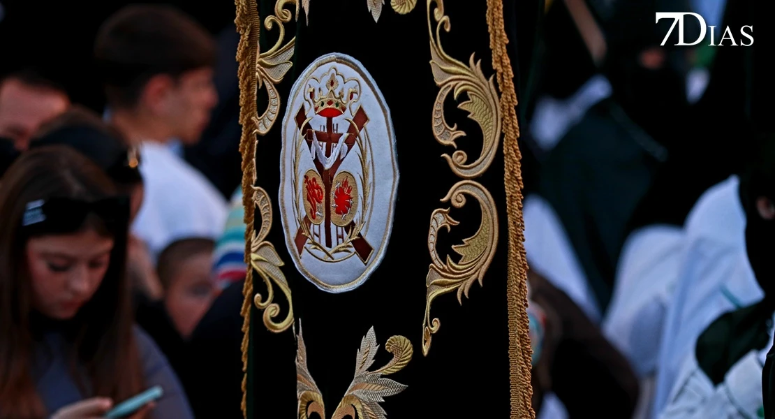 Los mejores planos de la procesión del miércoles en Badajoz: el Descendimiento y la Esperanza
