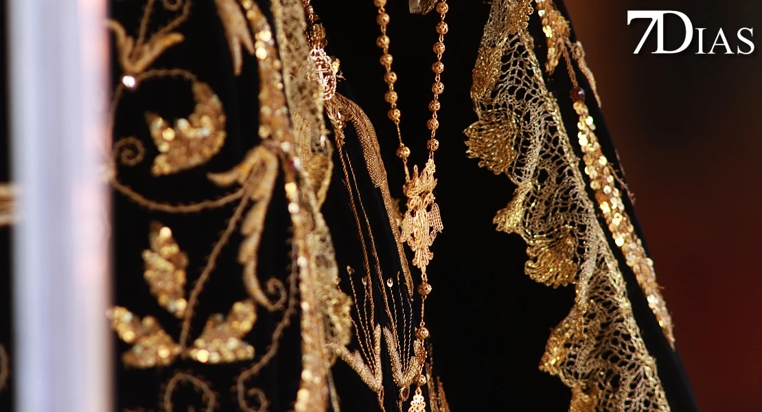 Las mejores imágenes de la salida de la Virgen de la Soledad de Badajoz