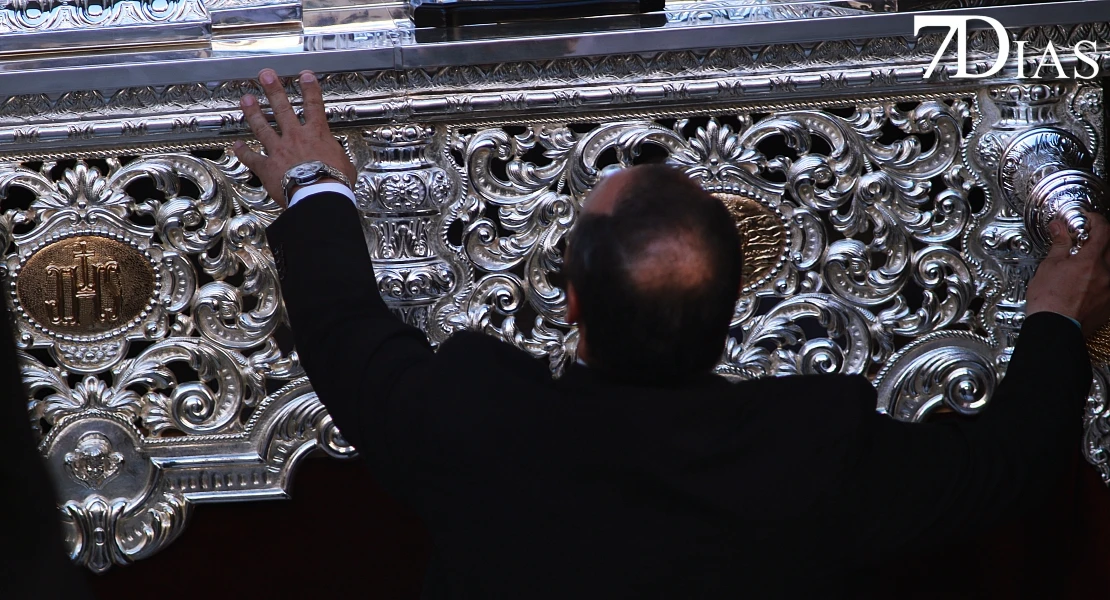 Las mejores imágenes de la salida de la Virgen de la Soledad de Badajoz