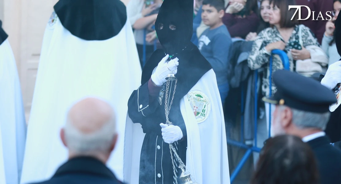 Los mejores planos de la procesión del miércoles en Badajoz: el Descendimiento y la Esperanza