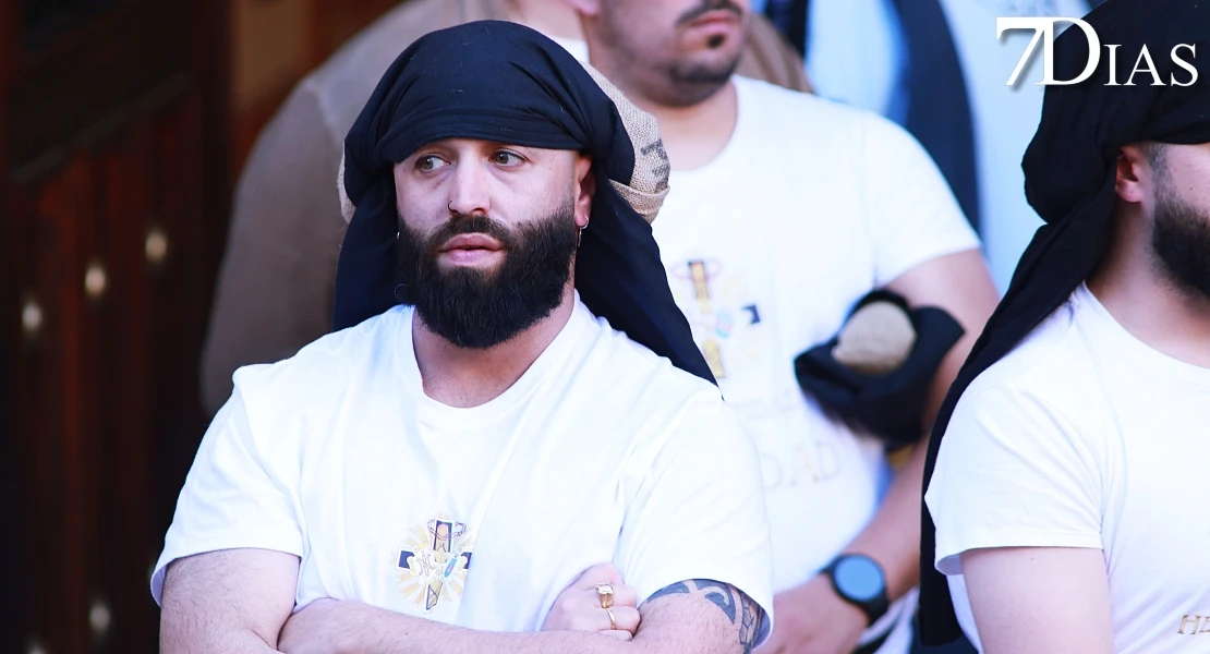 Las mejores imágenes de la salida de la Virgen de la Soledad de Badajoz