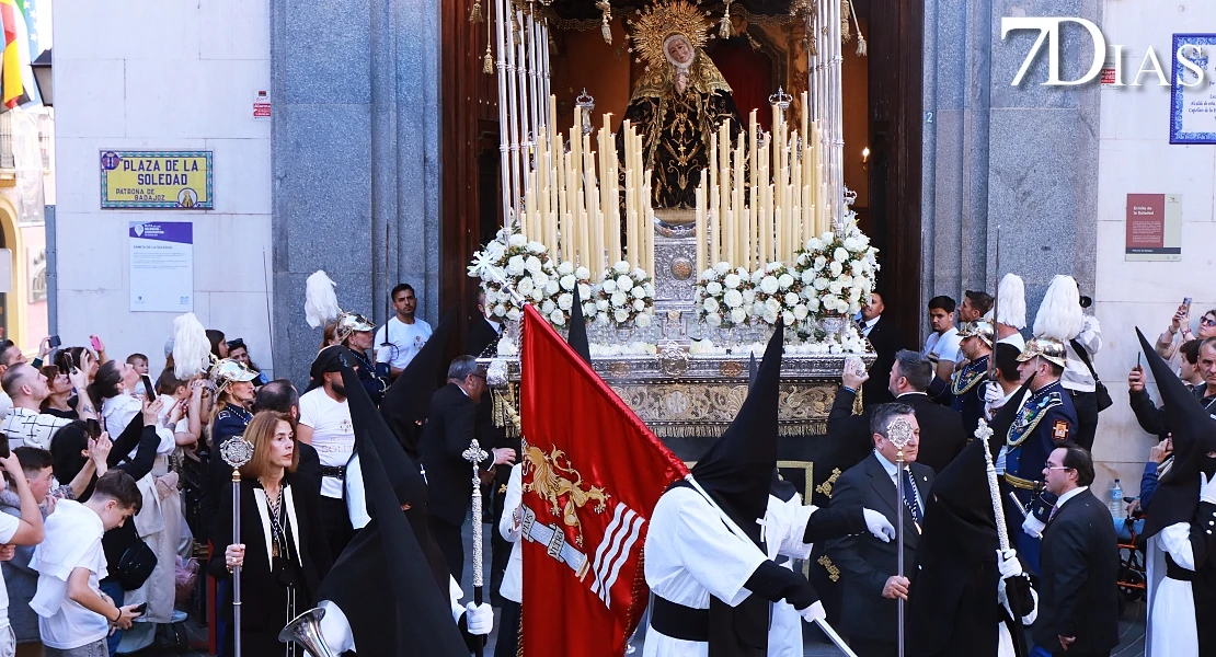 Las mejores imágenes de la salida de la Virgen de la Soledad de Badajoz