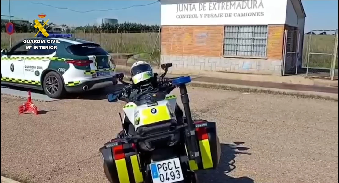 La Guardia Civil recibe seis básculas móviles para los controles en carreteras de Extremadura