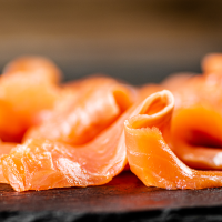 Alertan alimentaria por una bacteria perjudicial en salmón ahumado de varias marcas