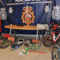 Hallan numerosos objetos robados en un domicilio de Villanueva de la Serena: hay tres detenidos