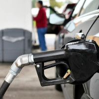 El precio de la gasolina recupera su nivel y el diésel se desploma