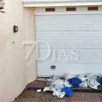 Vecinos de Las Vaguadas estallan ante los botellones ilegales: “Orinan y defecan en viviendas”